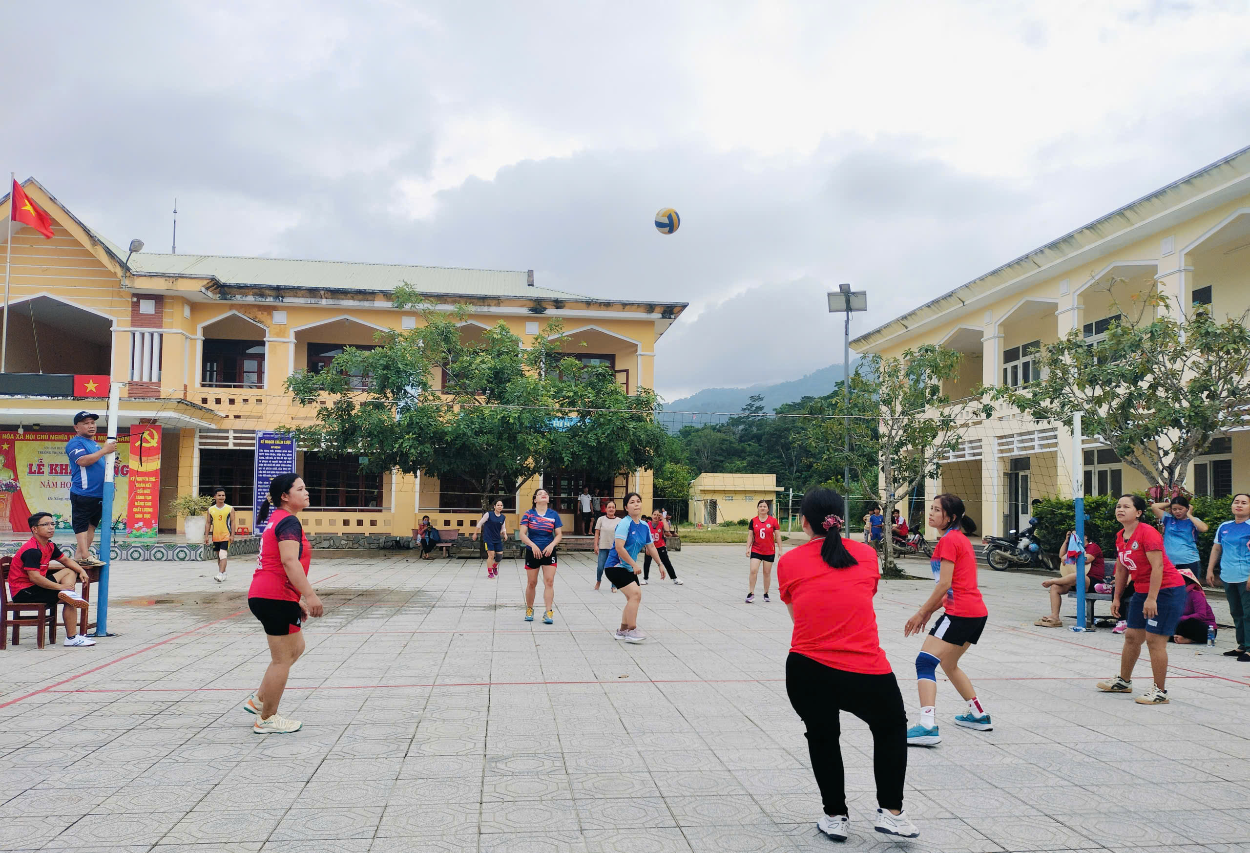 Trận đấu Văn phòng gặp  Lý – Hoá – Sinh – Văn - Anh