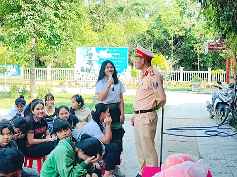 Tuyên truyền, phổ biến, giáo dục pháp luật về trật tự, an toàn giao thông và hướng dẫn lái xe an toàn cho học sinh Trường THPT Nguyễn Văn Trỗi năm 2025