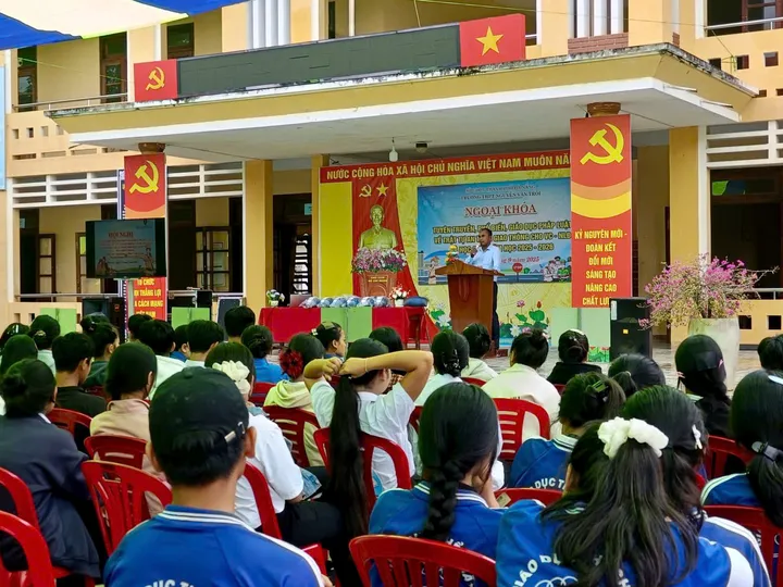 HÌNH ẢNH TUYÊN TRUYỀN, GIÁO DỤC PHÁP LUẬT VỀ AN TOÀN GIAO THÔNG VÀ HƯỚNG DẪN LÁI XE AN TOÀN