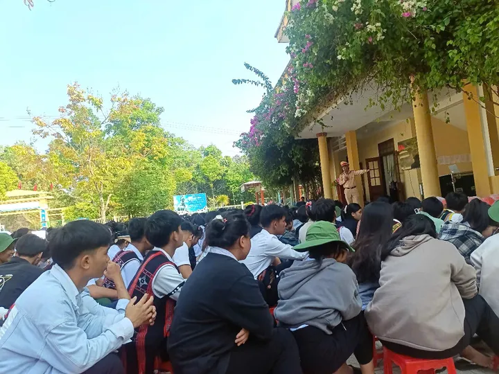 Tuyên truyền, phổ biến, giáo dục pháp luật về trật tự, an toàn giao thông và hướng dẫn lái xe an toàn cho học sinh Trường THPT Nguyễn Văn Trỗi năm 2025