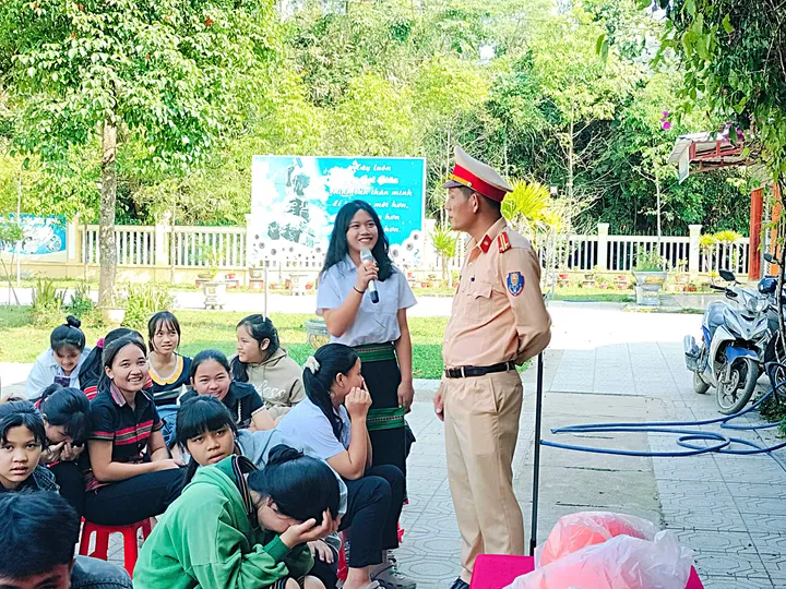 Tuyên truyền, phổ biến, giáo dục pháp luật về trật tự, an toàn giao thông và hướng dẫn lái xe an toàn cho học sinh Trường THPT Nguyễn Văn Trỗi năm 2025