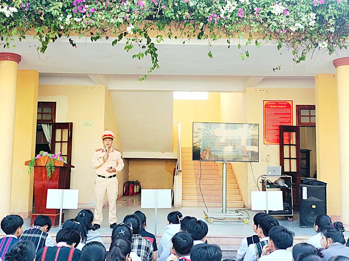 Tuyên truyền, phổ biến, giáo dục pháp luật về trật tự, an toàn giao thông và hướng dẫn lái xe an toàn cho học sinh Trường THPT Nguyễn Văn Trỗi năm 2025