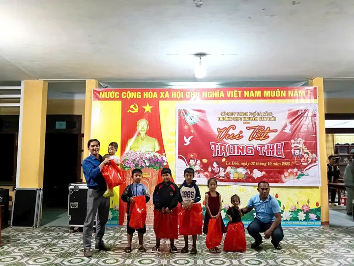 TRƯỜNG THPT NGUYỄN VĂN TRỖI TỔ CHỨC CHƯƠNG TRÌNH “ĐÊM HỘI TRĂNG RẰM 2025” – VUI TẾT TRUNG THU CHO CÁC EM HỌC SINH VÀ CON EM VIÊN CHỨC, NGƯỜI LAO ĐỘNG